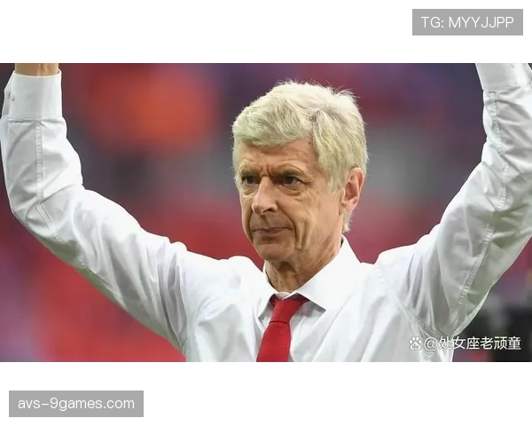 特写：看台上的温格与弗格森，就坐一起观看曼联vs阿森纳